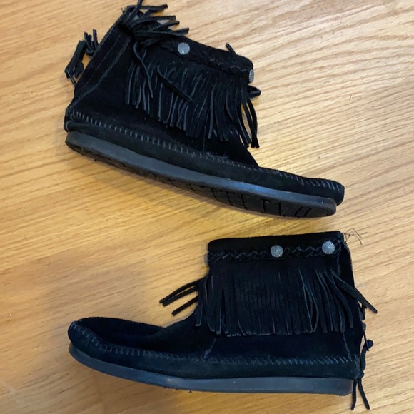 Minnetonka Shoes - Minnetonka black fringe booties. Size 10.